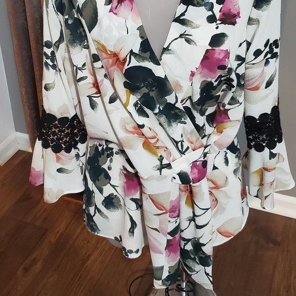 NWOT Relativity faux wrap floral top size M - Picture 3 of 5